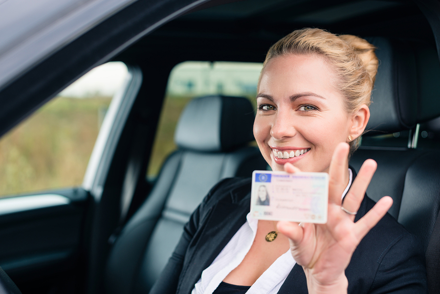 woman-showing-her-driving-licence @ Compliance3.com